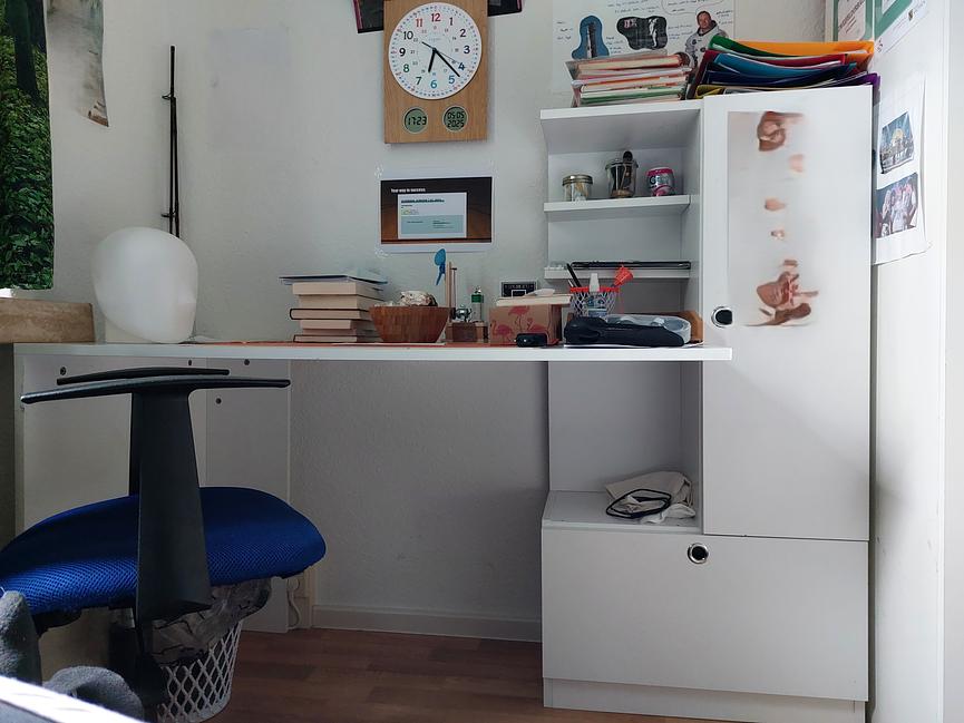 Bild 2 Schreibtisch, Doppelstockbett, Schrank und Stuhl zu verschenken