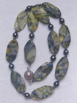 Bild 4 Türkiskette, Longkette, mit eingefassten Hämatitsteinen