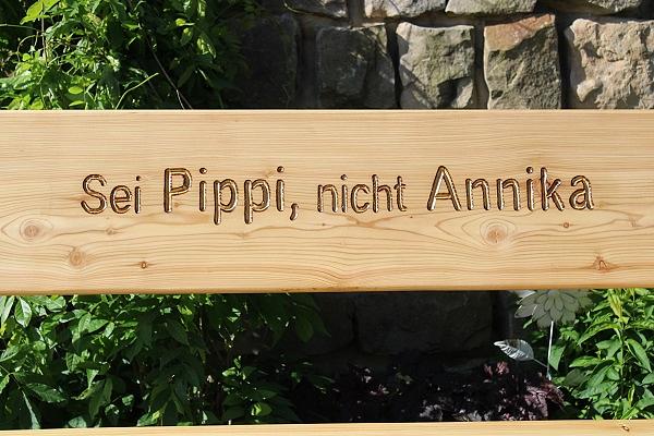 Bild 8 Holzbank mit Gravur. Terrassenbank. Krongartmöbel.