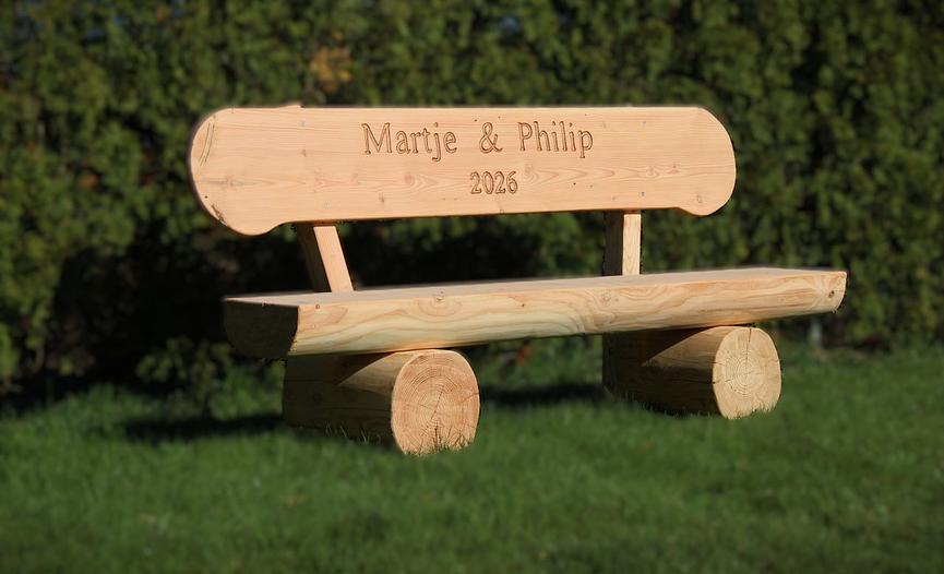 Bild 1 Gartenbänke aus Lärchenholz mit Gravur. Hochzeitsgeschenk.