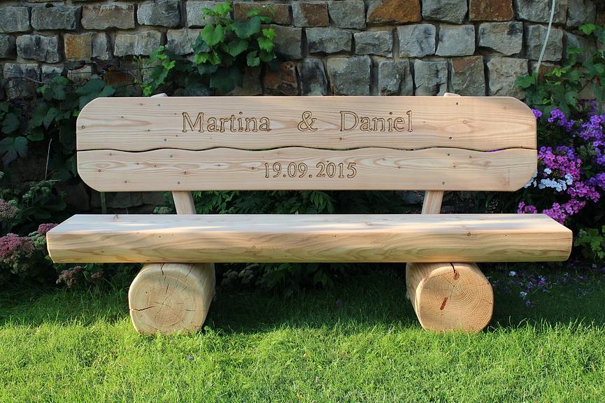 Bild 4 Gartenbank aus Lärche mit Gravur. Hochzeitsgeschenk.