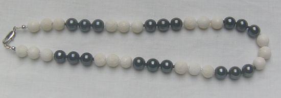 Bild 2 Edelsteinkette, weisser Lava mit schwarzen Hämatit