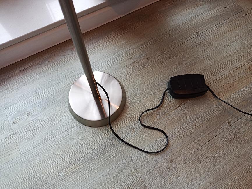Bild 3 STEHLAMPE/LESELAMPE