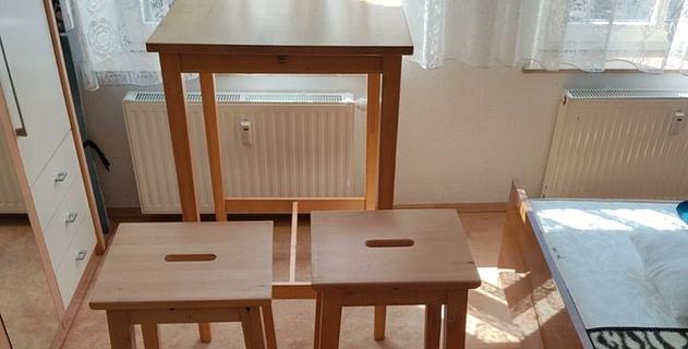 Vorschaubild Küchentisch plus 3 Stühle IKEA- Echtholz-Massiv nur 49,-€VB