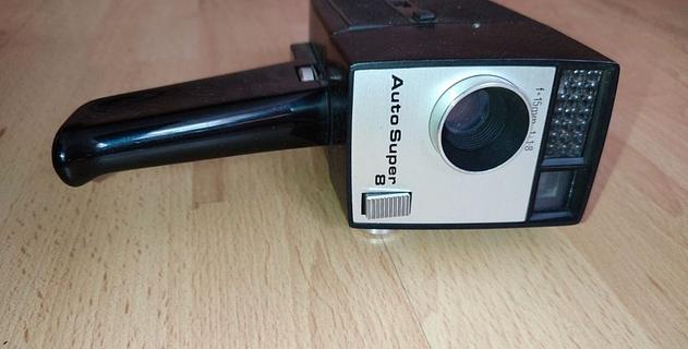 Vorschaubild antike Schmalfilm-Kamera-"Auto super 8" plus Beleuchtung- nur 9€