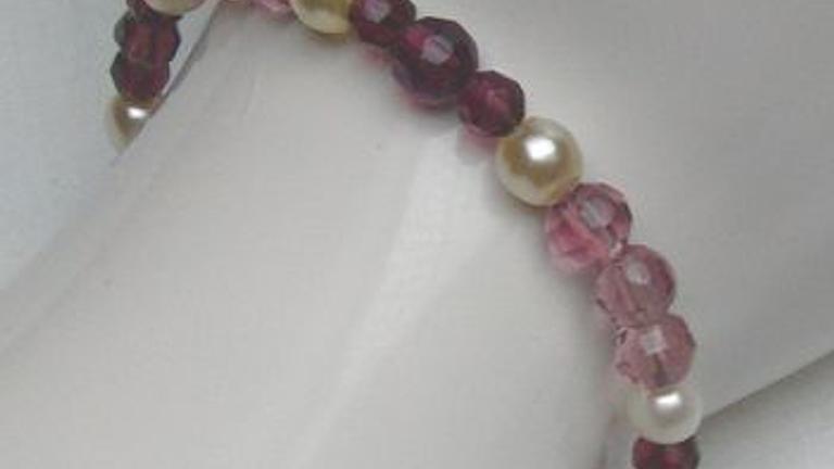 Armband, Kristallperlen in violetttönen und Perlen