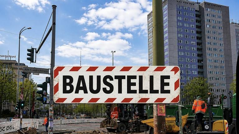 Bauhelfer für Berlin gesucht. #baustelle #berlin #abriss