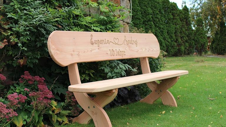 Gartenbank aus Lärche mit Gravur. Hochzeitsgeschenk. Parkbank.