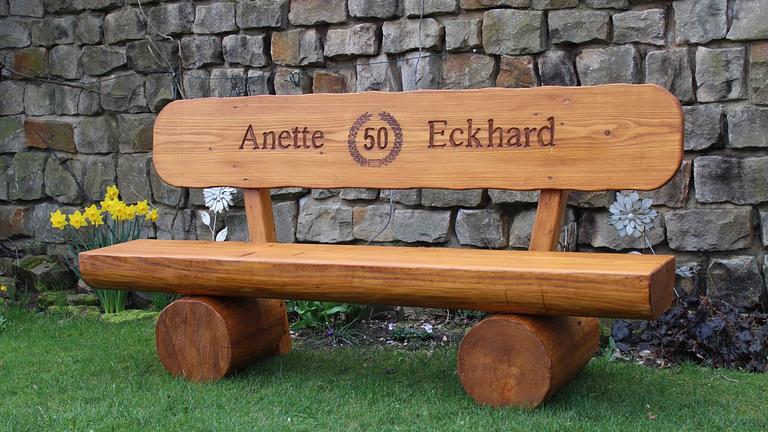 Gartenbank für Gemeinden und Sportvereine. Holzbank mit Gravur.