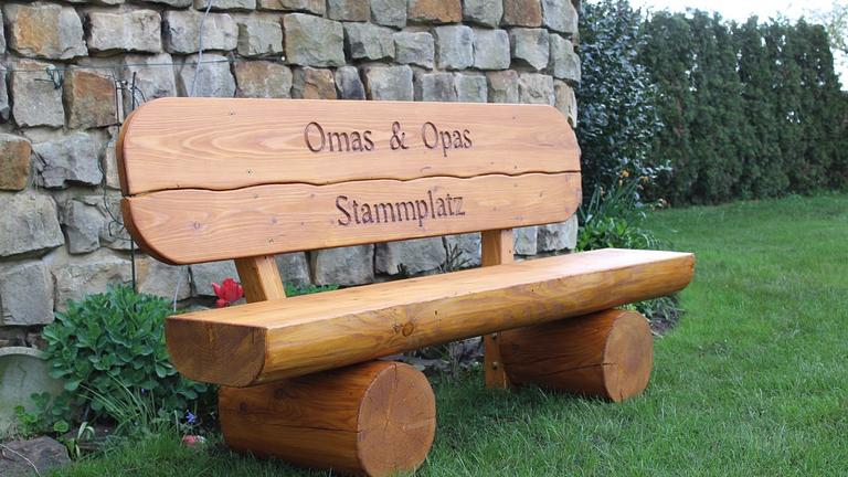 Gartenbank aus Lärche mit Gravur. Hochzeitsgeschenk. Weinachtsgeschenk.