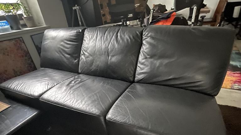 Gut schwarze Ledercouch. Modular aufstellbar. Keine Schäden.