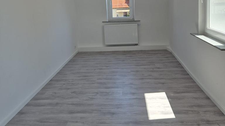 kernsanierte 3-Zimmer-Wohnung Diese attraktive Wohnung liegt in Steinb0hl