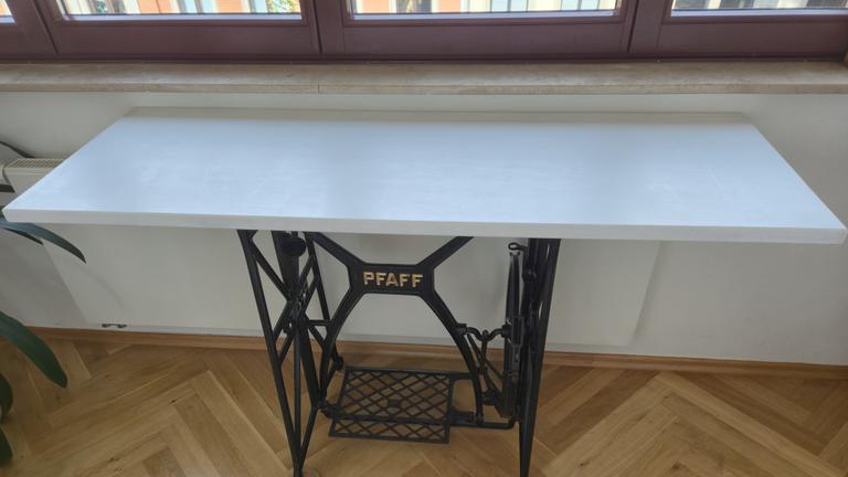 zu verschenken: Tisch aus altem Pfaff-Nähmaschinen-Untergestell und Holzbrett