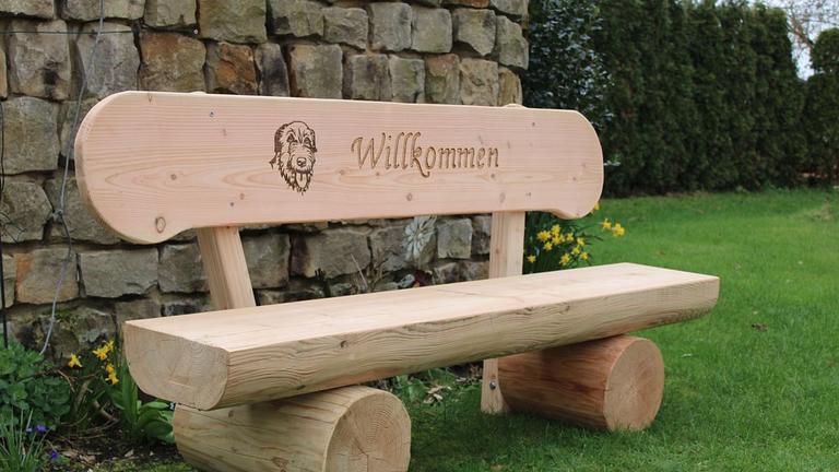Gartenbank aus Lärche mit Gravur. Jubiläums Geschenk. Weinachtsgeschenk.