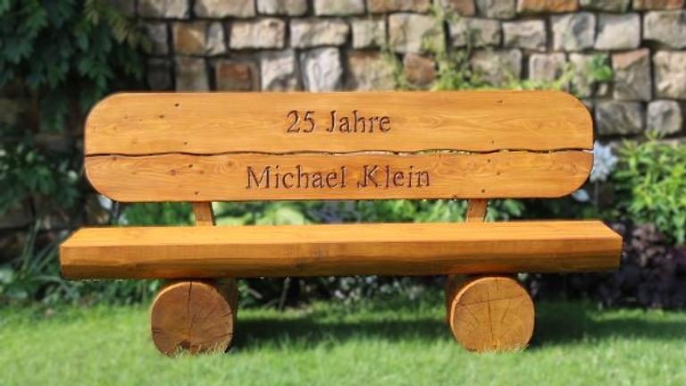 Holzbank mit Gravur. Jubiläumsgeschenk. Hochzeitsgeschenk.