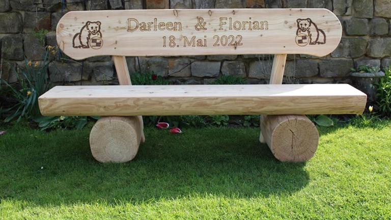 Gartenbank aus Lärche mit Gravur. Hochzeitsgeschenk. Sitzbank.