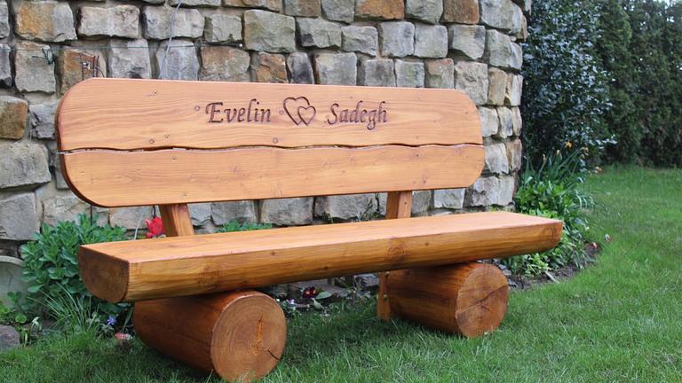 Gartenbank aus Lärche mit Gravur. Omas und Opas Geschenk.