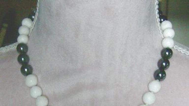 Edelsteinkette, weisser Lava mit schwarzen Hämatit