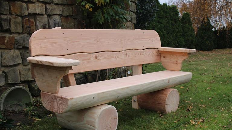 Baumstammbank mit Armlehne. Gartenbank mit Gravur. Hochzeitsgeschenk.