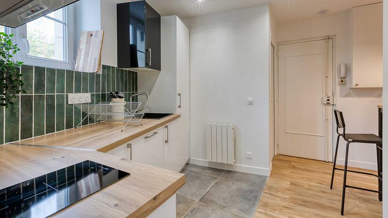 44 m² große, komplett möblierte Wohnung im 1. Stock eines Gebäudes mit Aufzug