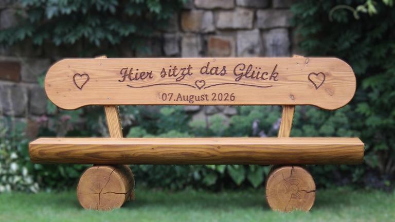 Eine personalisierte Gartenbank mit Anschrift