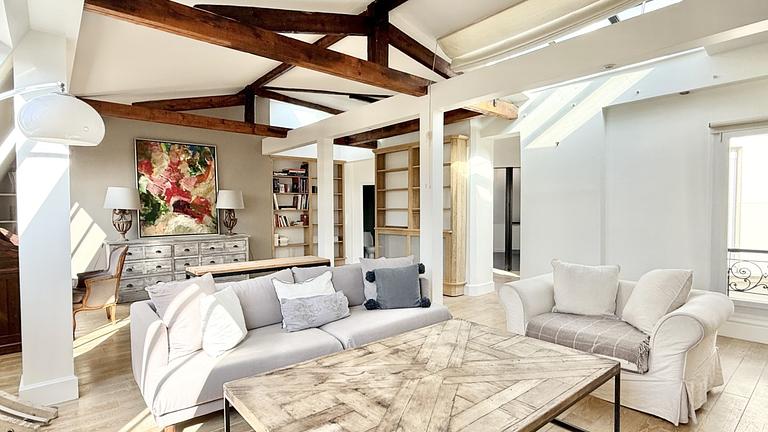160 m² große, möblierte Maisonette-Wohnung in einem eleganten Gebäude mit Aufzug