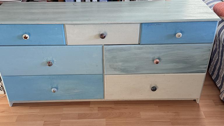 Verschenken alte, teilweise zu reparierende Kommode
