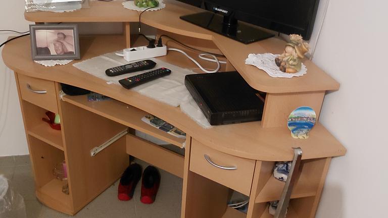 Bett, Tisch, Eckschreibtisch