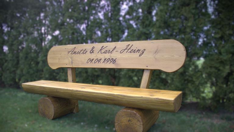 Gartenbank mit Gravur. Holzbank. Hochzeitsgeschenk.