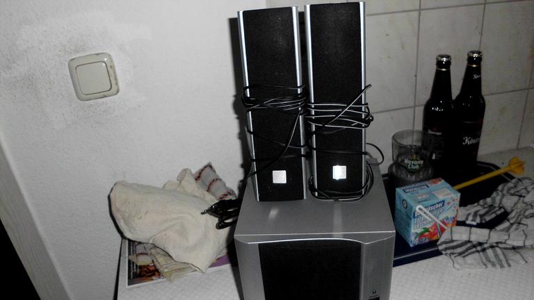gebe hier 2.1 pc boxen für nur 7euro ab voll funktions fähig