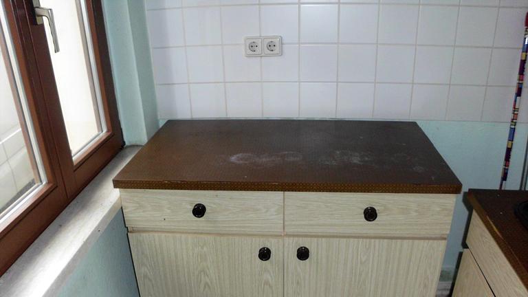 zwei küchen unter schränke und hänge schrank eine glasvitrine zu verschenken