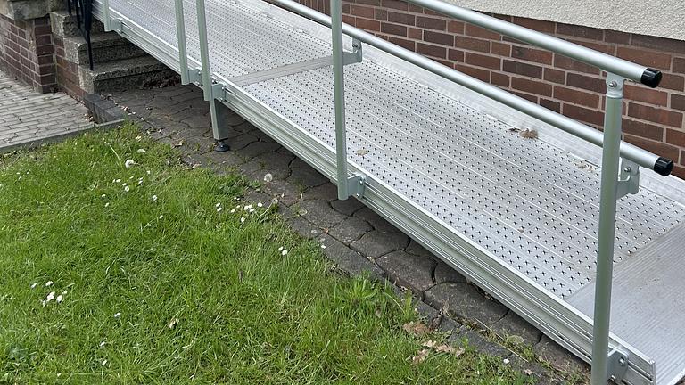 Rampe für Rollstuhl - barrierefreier Zugang