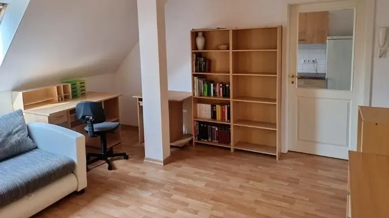 Ich vermiete eine 2-Zimmer-Dachgeschosswohnung mit Küche, Bad und Flur in Golis