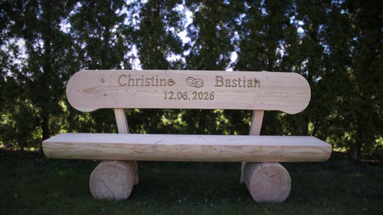 Gartenbank aus Lärche mit Gravur. Hochzeitsgeschenk. Parkbank.