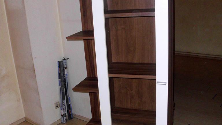 glasvirtinen schrank mit regal an der seite zu verschenken