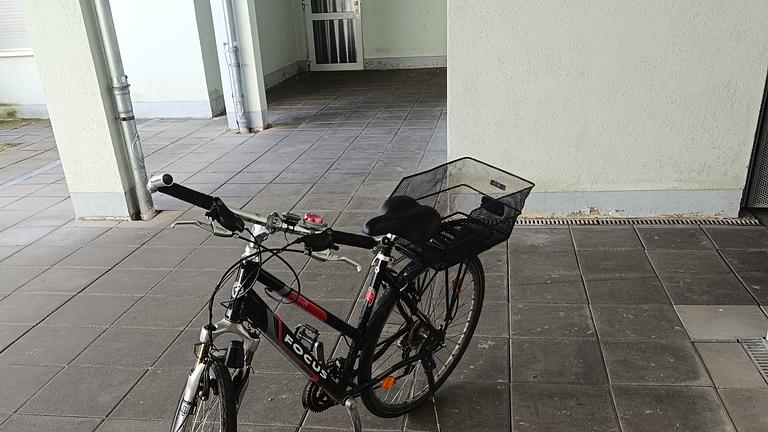 Fahrrad mit Korb (Focus)