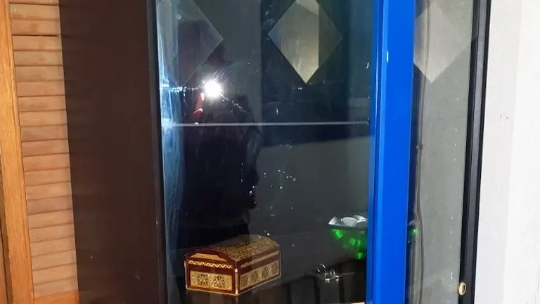 Große SchrankVitrine, Glasvitrine an Selbstabholer abzugeben