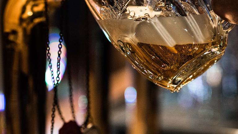 Jolys Live Music Bar sucht Hilfe im Service!