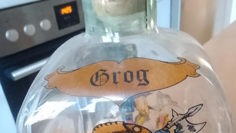 Karaffe mit 2 Gläsern. 15 Euro!