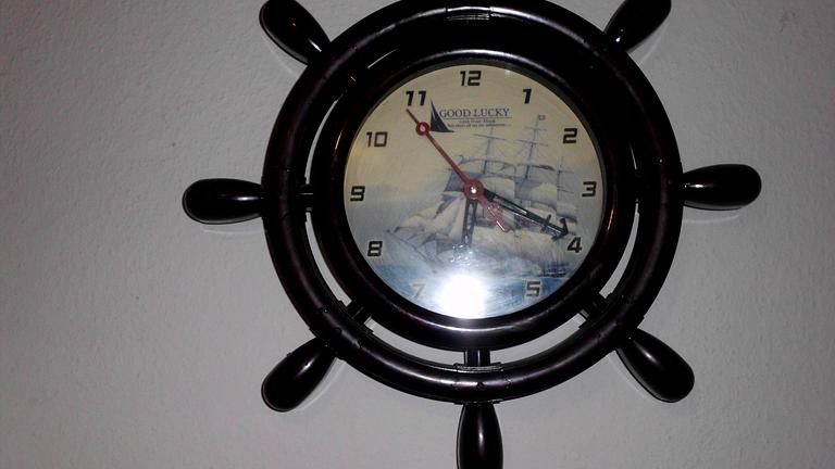 gebe hier eine schöne wohnzimmer wand uhr ab nur für 5euro