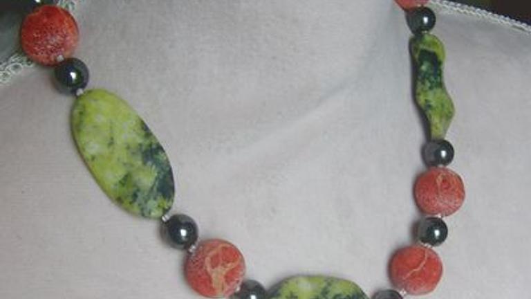 Edelsteinkette mit Türkis, Koralle, Hämatit