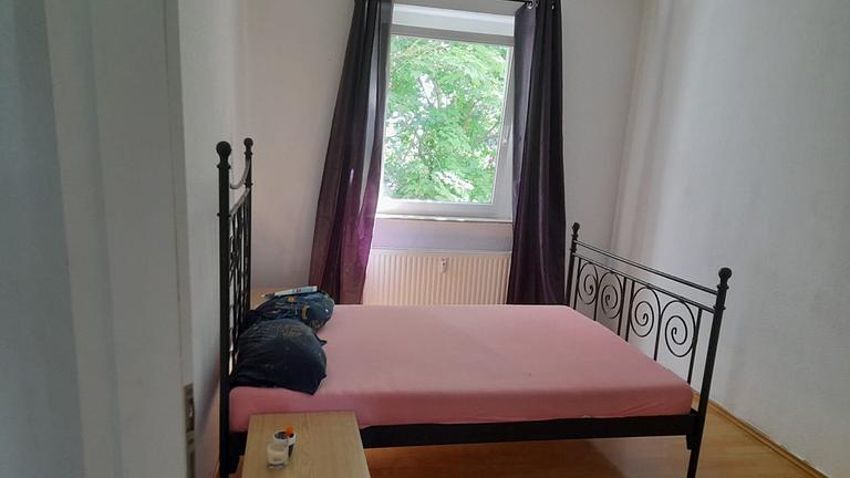 Vorschaubild Bett + Matratze +Nachtische 