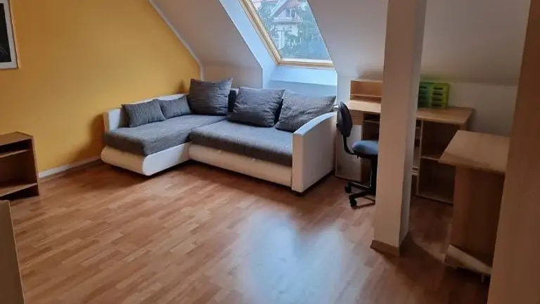 Möblierte und voll ausgestattete 2-Zimmer-Dachgeschosswohnung in Gohlis