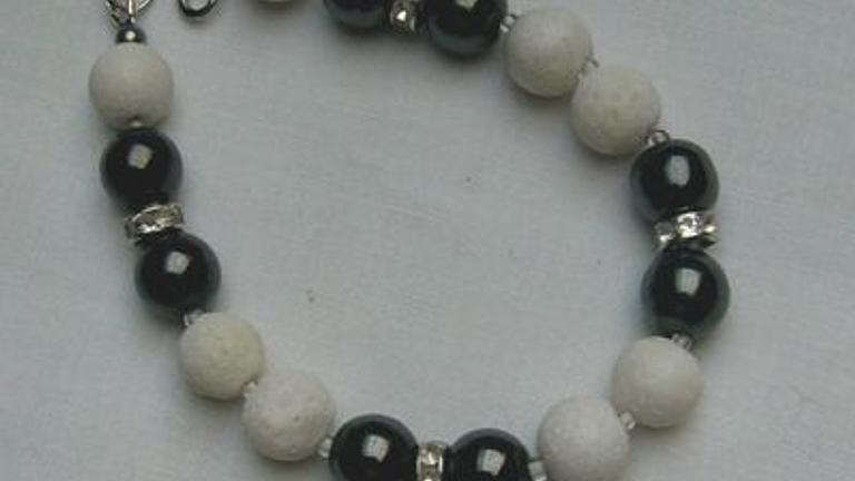 Armband im schwarz -weis Design