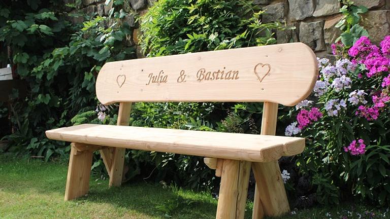 Holzbank mit Gravur. Terrassenbank. Krongartmöbel.