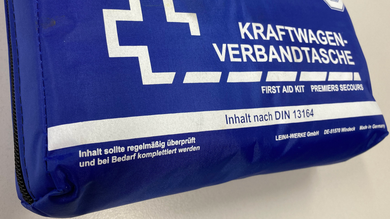 Kraftwagen-Verbandtasche, KFZ-Verbandtasche, first-aid kit. Ungeöffnet.