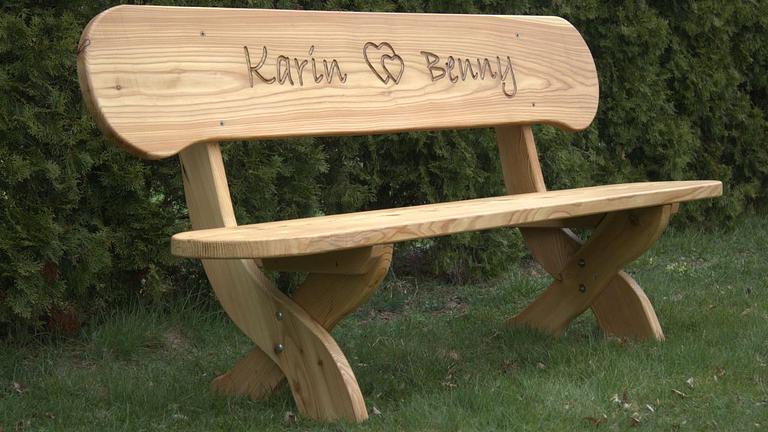 Gartenbank aus Lärche mit Gravur. Hochzeitsgeschenk. Frühlingsbank.