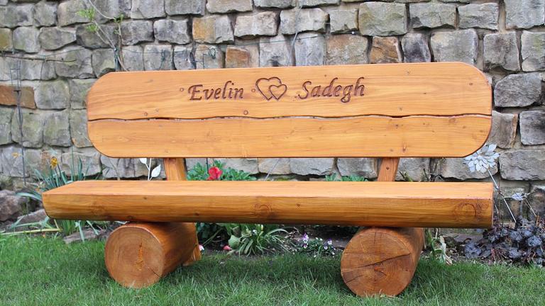 Baumstamm Gartenbank mit Gravur. Jubiläumsgeschenk. Rentners Geschenk.