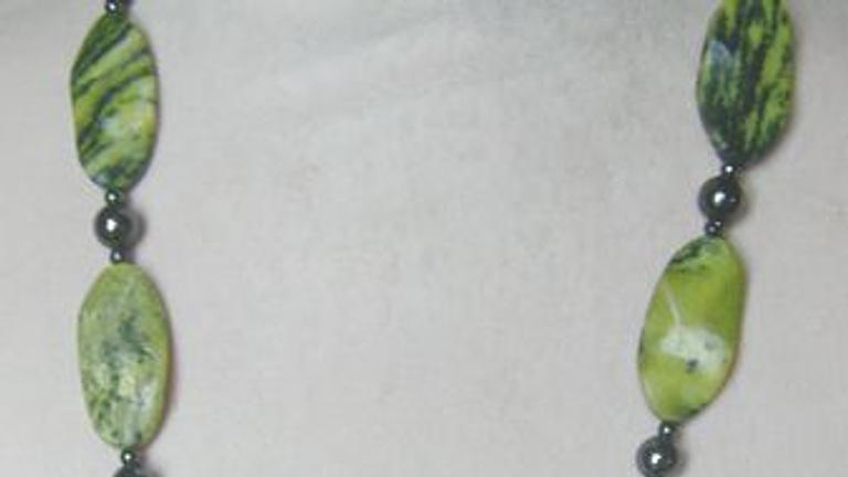 Türkiskette, Longkette, mit eingefassten Hämatitsteinen