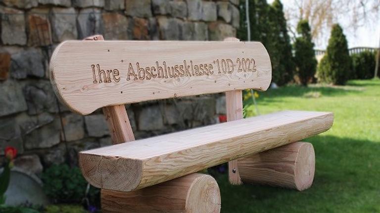 Holzbank mit Gravur. Krongartmöbel. Massivbank. Hochzeitsgeschenk.